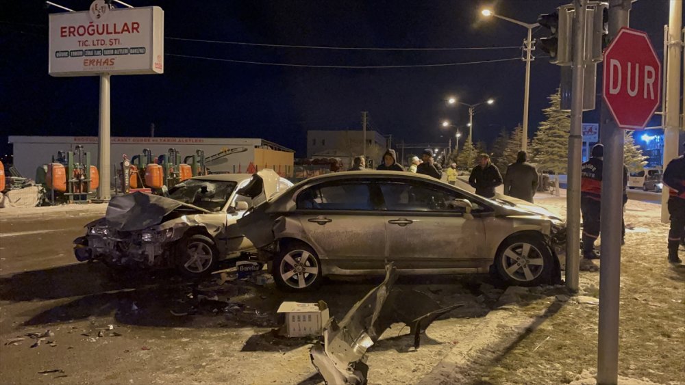 Niğde'de Araçlar Birbirine Girdi