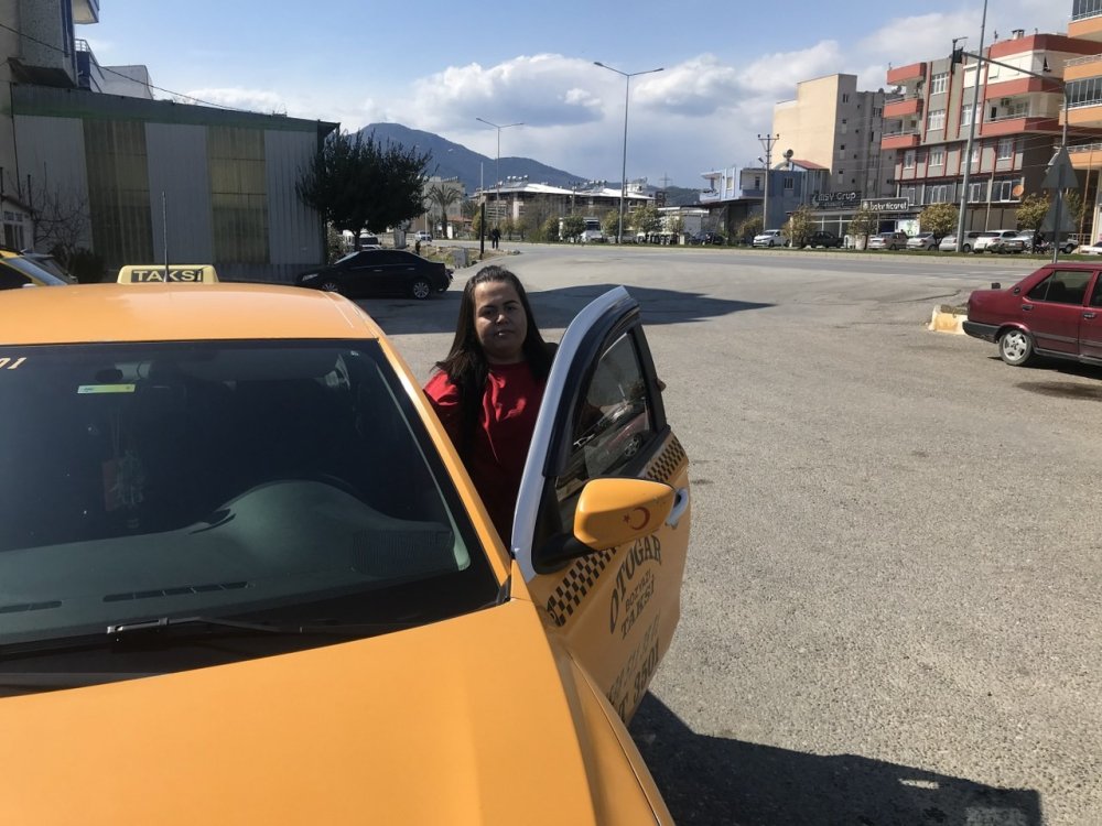 Bozyazı’nın İlk Ve Tek Kadın Taksi Şoförü, Müşterilerin İlgi Odağı Oldu
