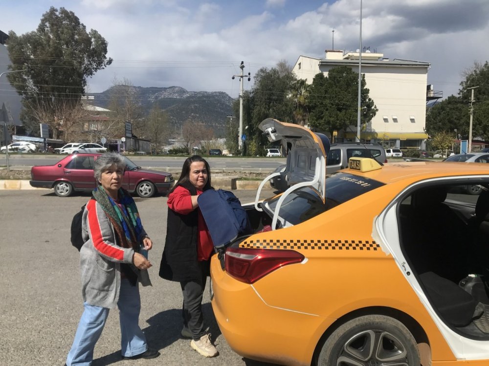 Bozyazı’nın İlk Ve Tek Kadın Taksi Şoförü, Müşterilerin İlgi Odağı Oldu