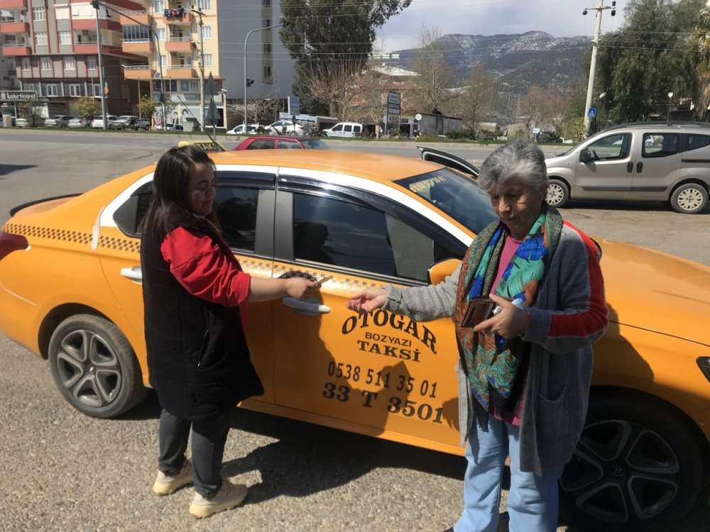 Bozyazı’nın İlk Ve Tek Kadın Taksi Şoförü, Müşterilerin İlgi Odağı Oldu