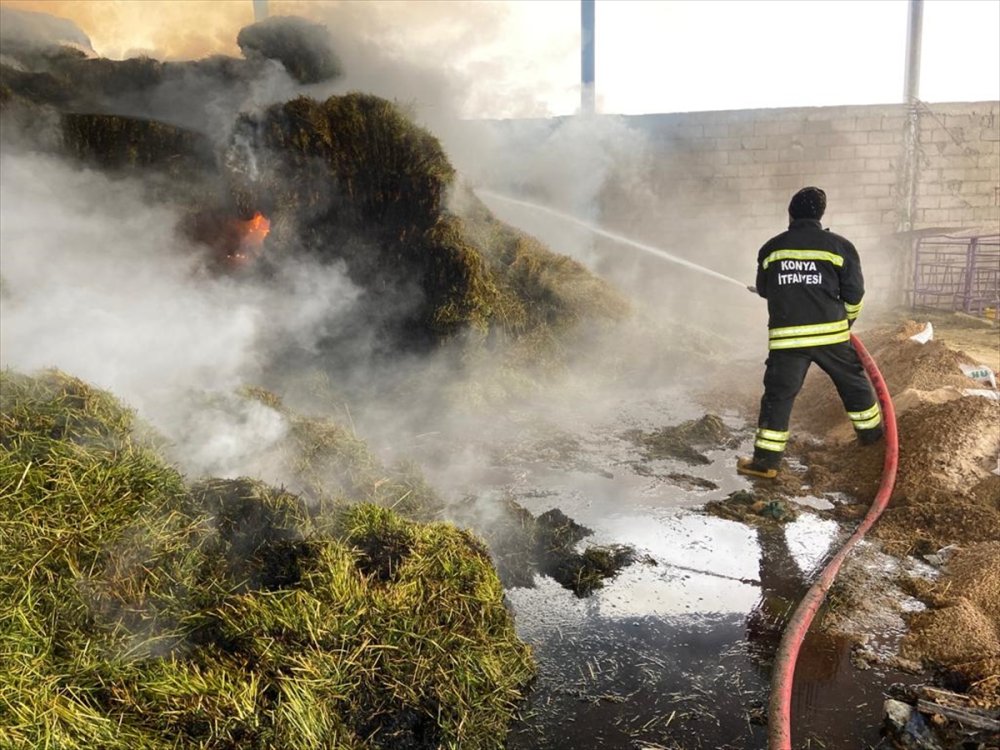 Konya'da Çiftliğin Yem Ambarında Çıkan Yangın Hasara Neden Oldu