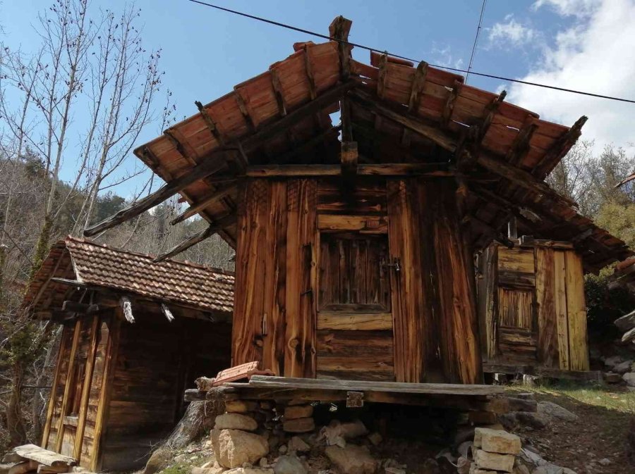 Arkeoloji Öğrencileri Konyaaltı’ndaki Antik Yerleri Gezdi