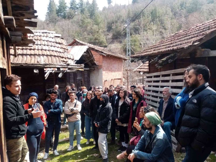 Arkeoloji Öğrencileri Konyaaltı’ndaki Antik Yerleri Gezdi