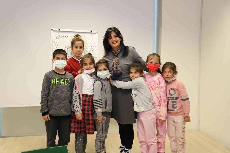 Alanya’da Miniklere Resim Kursu Verildi