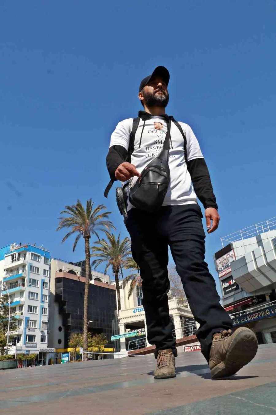 Eşinin Amerika’ya Götürdüğü Ve 6 Yıldır Göremediği Oğlu İçin Yürüyerek Türkiye’yi Dolaşıyor