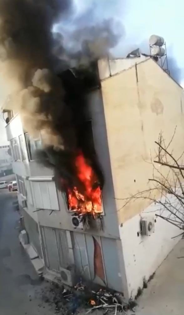 Alev Alev Yanan Daire Mahalleliyi Korkuttu