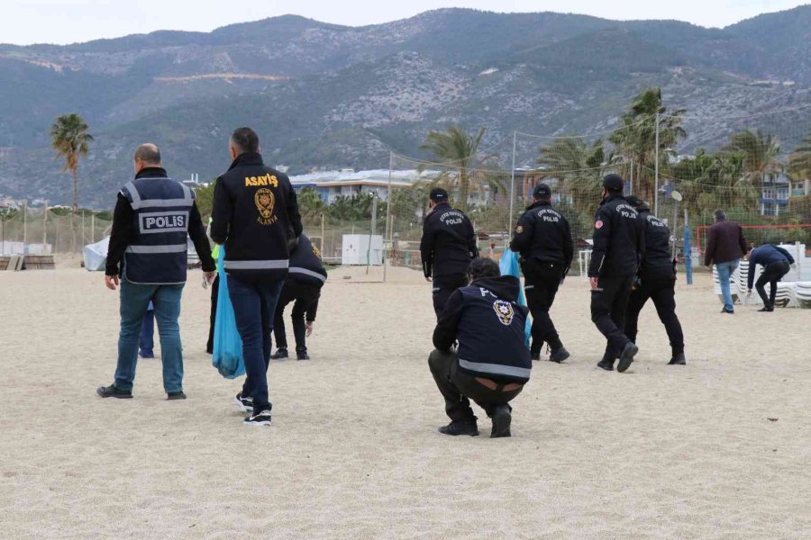 Öğrenci Ve Polisler Sahili Temizledi