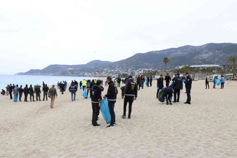 Öğrenci Ve Polisler Sahili Temizledi