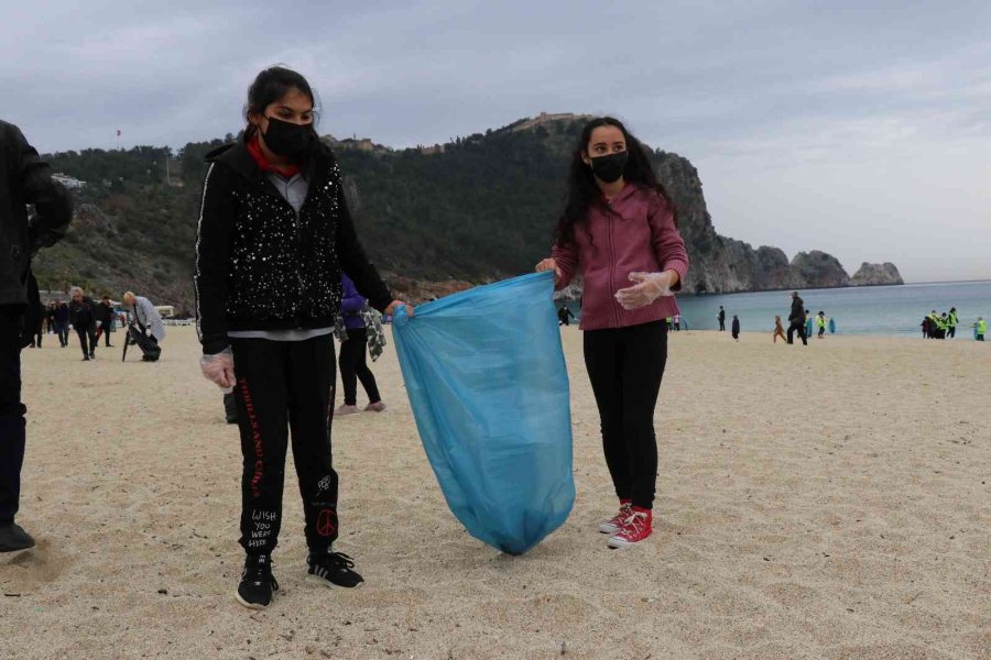 Öğrenci Ve Polisler Sahili Temizledi