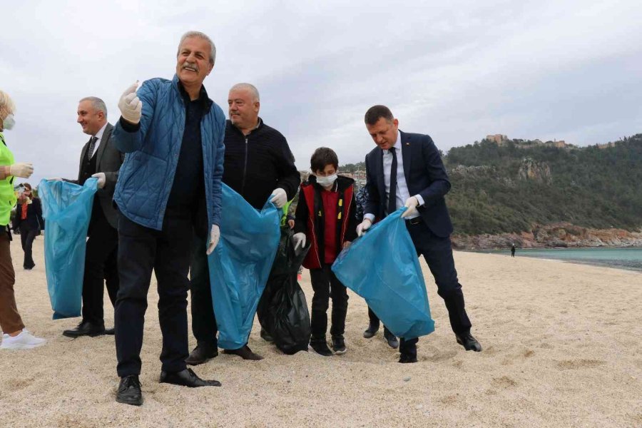 Öğrenci Ve Polisler Sahili Temizledi