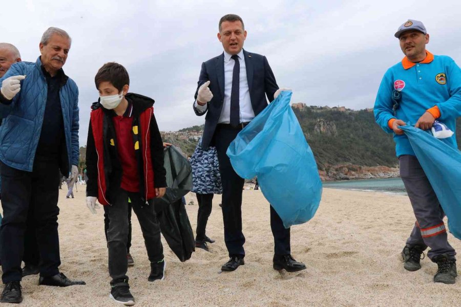 Öğrenci Ve Polisler Sahili Temizledi