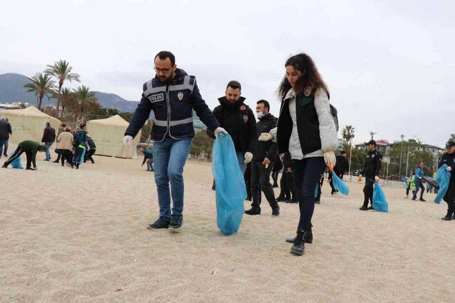 Öğrenci Ve Polisler Sahili Temizledi
