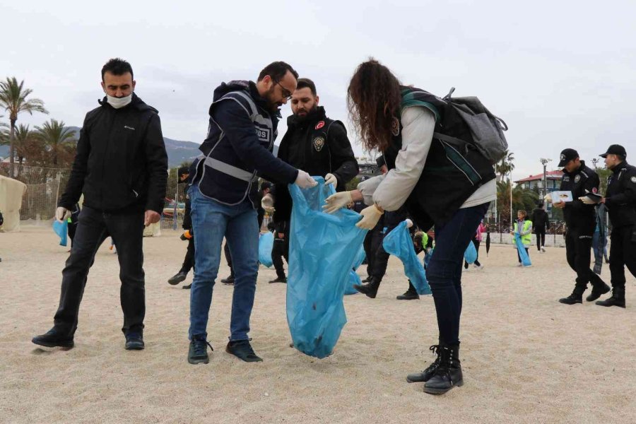 Öğrenci Ve Polisler Sahili Temizledi