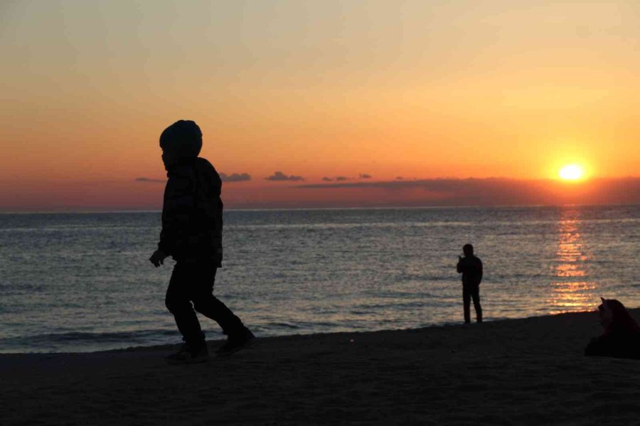 Dünyaca Ünlü Damlataş Plajı’nda Gün Batımını Onlarca Kişi İzledi