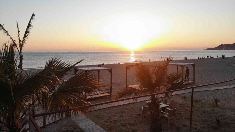 Dünyaca Ünlü Damlataş Plajı’nda Gün Batımını Onlarca Kişi İzledi