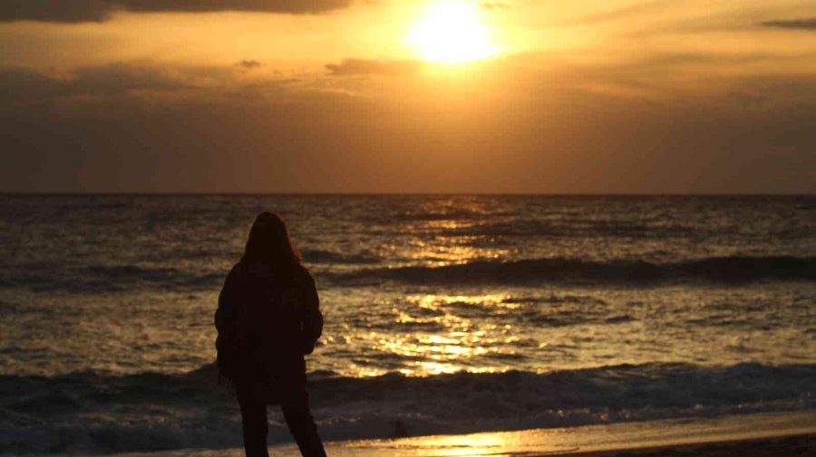 Dünyaca Ünlü Damlataş Plajı’nda Gün Batımını Onlarca Kişi İzledi