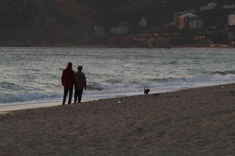 Dünyaca Ünlü Damlataş Plajı’nda Gün Batımını Onlarca Kişi İzledi