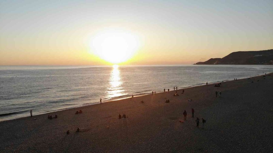 Dünyaca Ünlü Damlataş Plajı’nda Gün Batımını Onlarca Kişi İzledi