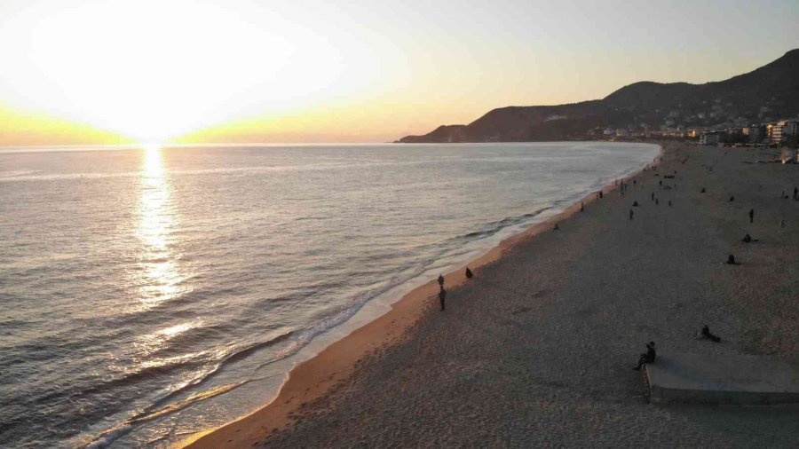 Dünyaca Ünlü Damlataş Plajı’nda Gün Batımını Onlarca Kişi İzledi
