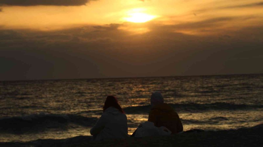 Dünyaca Ünlü Damlataş Plajı’nda Gün Batımını Onlarca Kişi İzledi