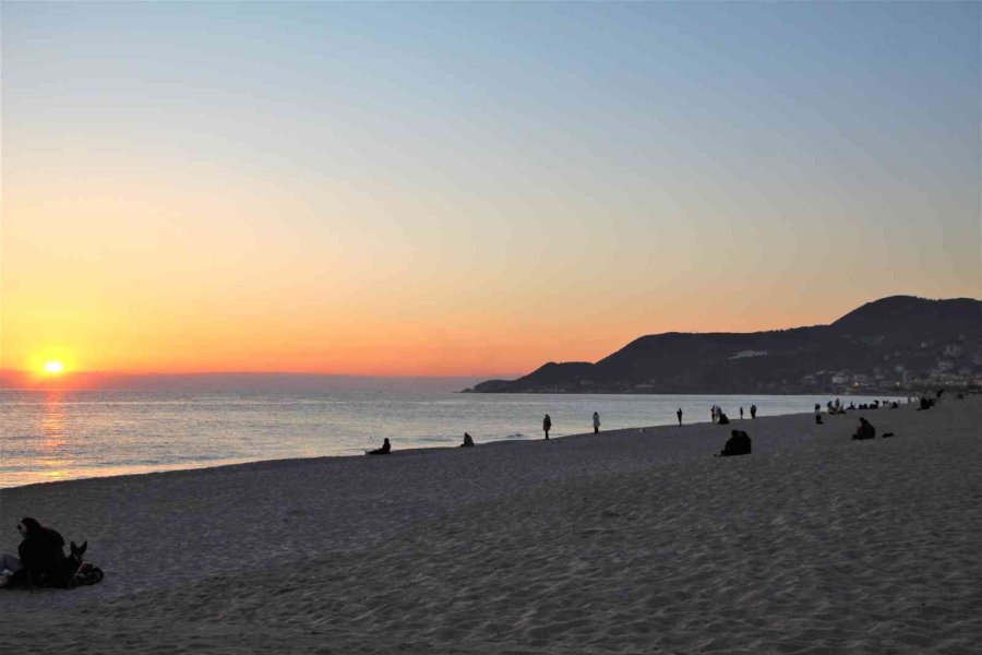 Dünyaca Ünlü Damlataş Plajı’nda Gün Batımını Onlarca Kişi İzledi