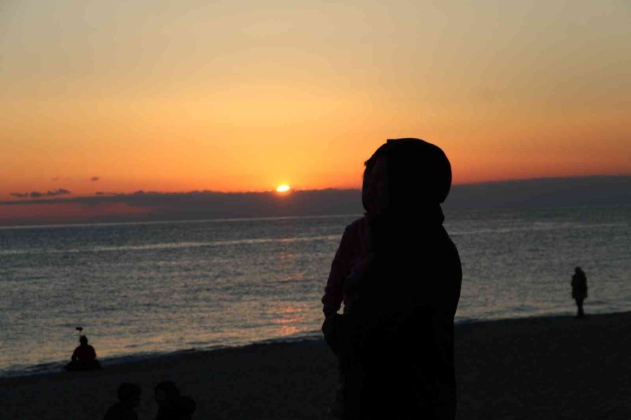 Dünyaca Ünlü Damlataş Plajı’nda Gün Batımını Onlarca Kişi İzledi