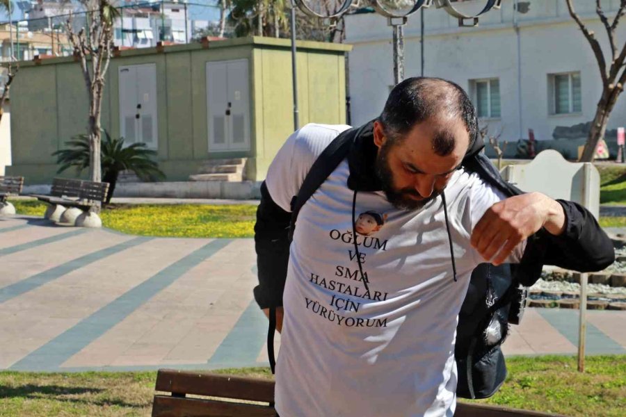 Eşinin Amerika’ya Götürdüğü Ve 6 Yıldır Göremediği Oğlu İçin Yürüyerek Türkiye’yi Dolaşıyor