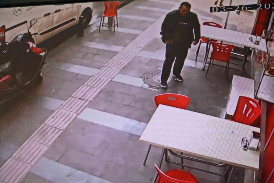 Cep Telefonu Çalınan Zihinsel Engelli Vatandaş Üzüntüden Kendini Yerlere Attı, Telefonuna Kavuşunca Yüzünde Gülücükler Açtı