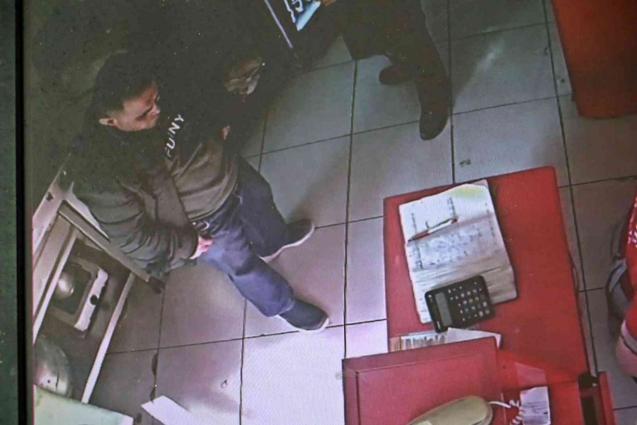 Cep Telefonu Çalınan Zihinsel Engelli Vatandaş Üzüntüden Kendini Yerlere Attı, Telefonuna Kavuşunca Yüzünde Gülücükler Açtı