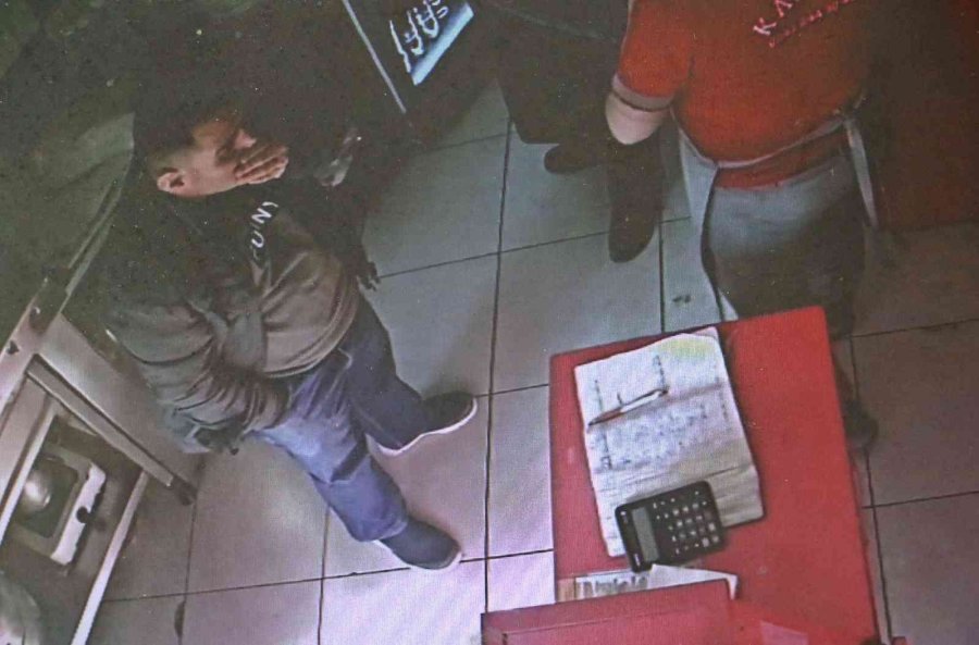 Cep Telefonu Çalınan Zihinsel Engelli Vatandaş Üzüntüden Kendini Yerlere Attı, Telefonuna Kavuşunca Yüzünde Gülücükler Açtı