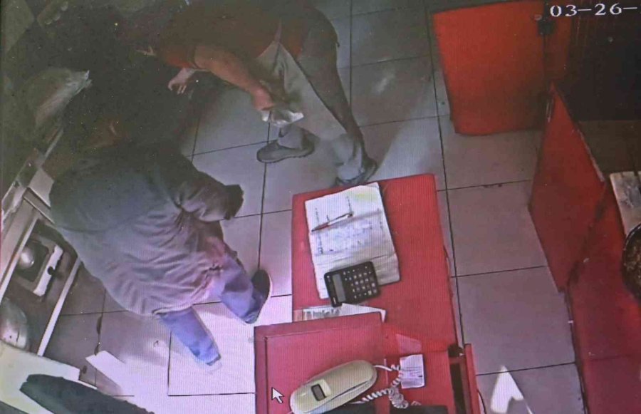 Cep Telefonu Çalınan Zihinsel Engelli Vatandaş Üzüntüden Kendini Yerlere Attı, Telefonuna Kavuşunca Yüzünde Gülücükler Açtı