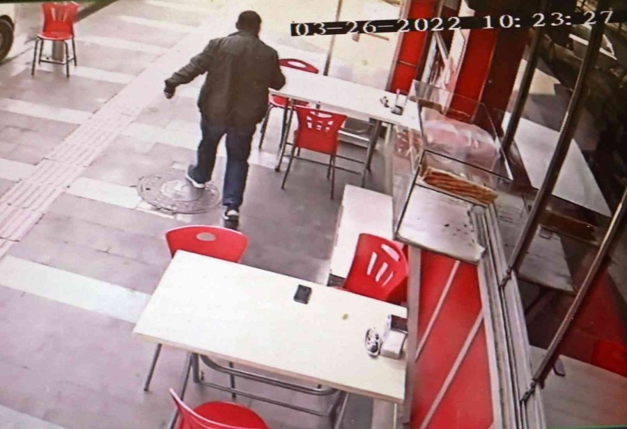 Cep Telefonu Çalınan Zihinsel Engelli Vatandaş Üzüntüden Kendini Yerlere Attı, Telefonuna Kavuşunca Yüzünde Gülücükler Açtı