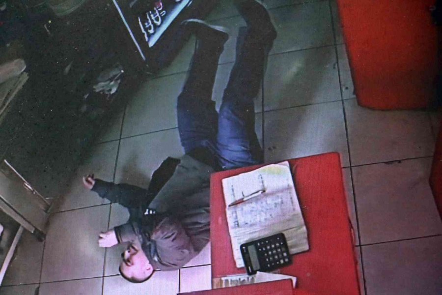 Cep Telefonu Çalınan Zihinsel Engelli Vatandaş Üzüntüden Kendini Yerlere Attı, Telefonuna Kavuşunca Yüzünde Gülücükler Açtı