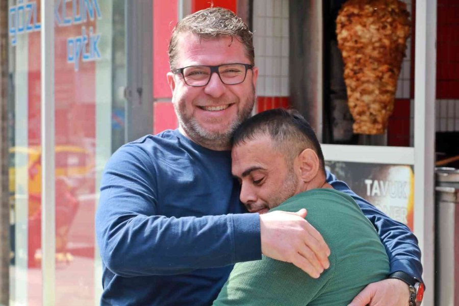 Cep Telefonu Çalınan Zihinsel Engelli Vatandaş Üzüntüden Kendini Yerlere Attı, Telefonuna Kavuşunca Yüzünde Gülücükler Açtı