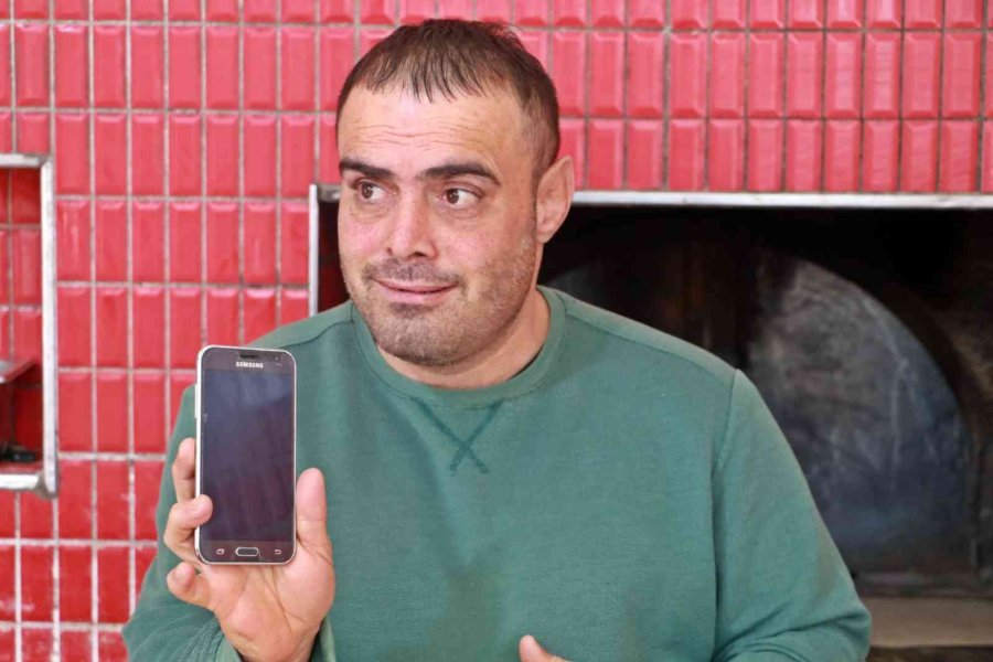 Cep Telefonu Çalınan Zihinsel Engelli Vatandaş Üzüntüden Kendini Yerlere Attı, Telefonuna Kavuşunca Yüzünde Gülücükler Açtı