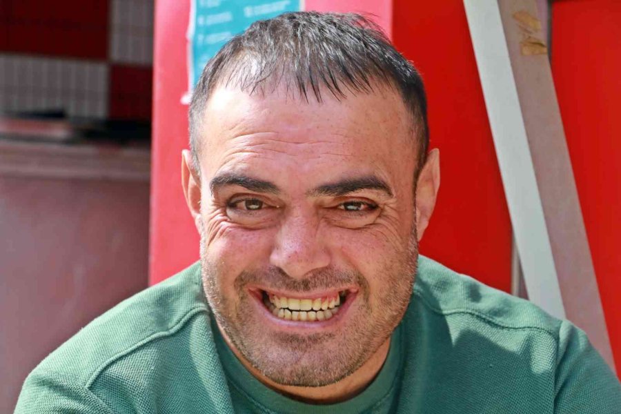 Cep Telefonu Çalınan Zihinsel Engelli Vatandaş Üzüntüden Kendini Yerlere Attı, Telefonuna Kavuşunca Yüzünde Gülücükler Açtı