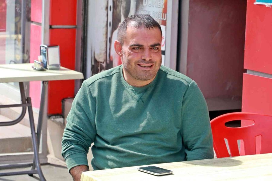 Cep Telefonu Çalınan Zihinsel Engelli Vatandaş Üzüntüden Kendini Yerlere Attı, Telefonuna Kavuşunca Yüzünde Gülücükler Açtı