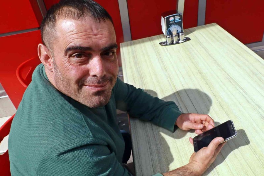 Cep Telefonu Çalınan Zihinsel Engelli Vatandaş Üzüntüden Kendini Yerlere Attı, Telefonuna Kavuşunca Yüzünde Gülücükler Açtı