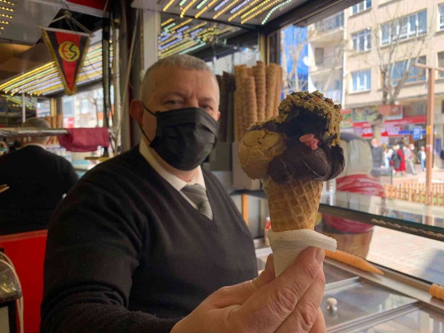 Güneş Yüzünü Gösterdi, Dondurma Tezgahları Açıldı