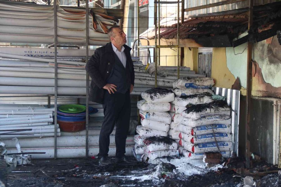 Eskişehir’de 2 Dükkan Ve 6 Araç Kundaklandı