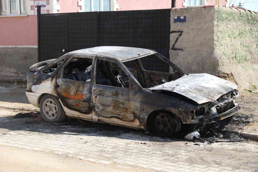 Eskişehir’de 2 Dükkan Ve 6 Araç Kundaklandı