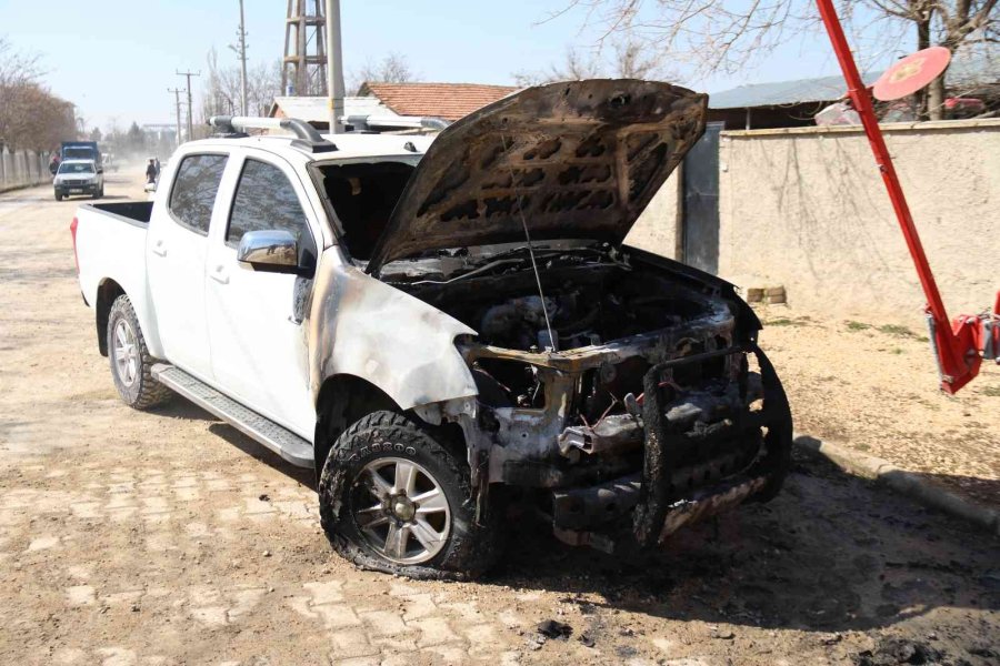 Eskişehir’de 2 Dükkan Ve 6 Araç Kundaklandı