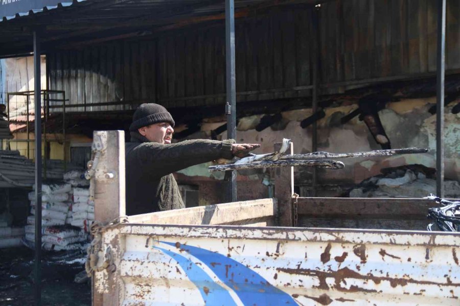 Eskişehir’de 2 Dükkan Ve 6 Araç Kundaklandı