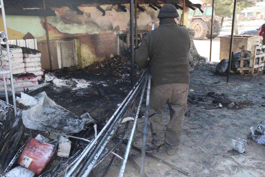 Eskişehir’de 2 Dükkan Ve 6 Araç Kundaklandı