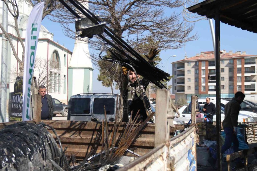 Eskişehir’de 2 Dükkan Ve 6 Araç Kundaklandı