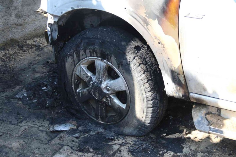 Eskişehir’de 2 Dükkan Ve 6 Araç Kundaklandı