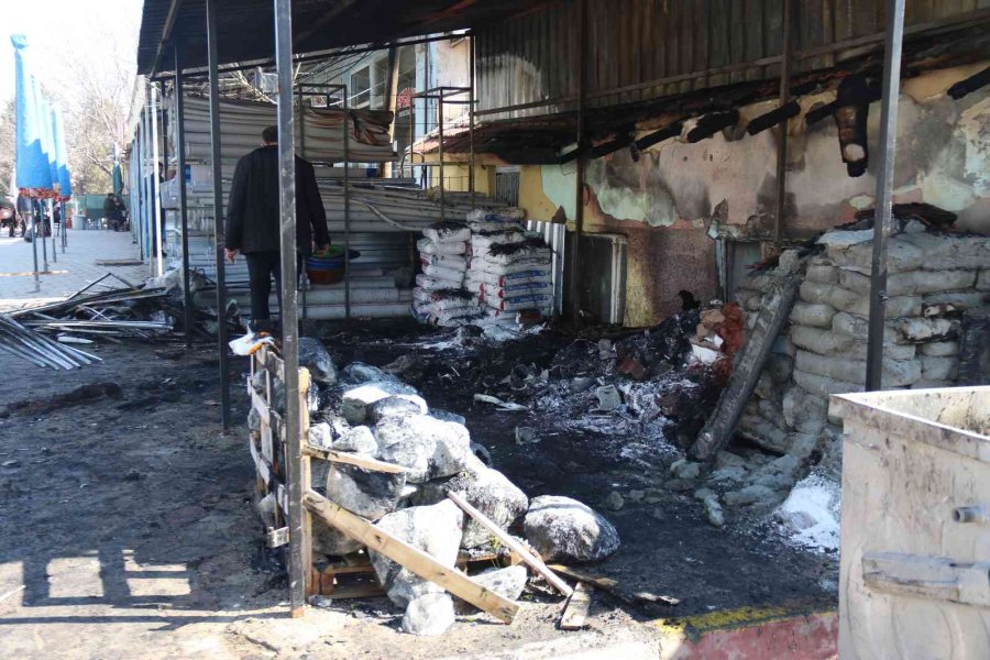 Eskişehir’de 2 Dükkan Ve 6 Araç Kundaklandı