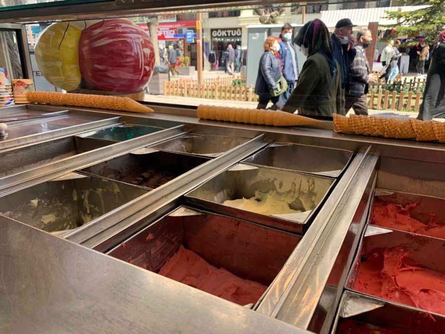 Güneş Yüzünü Gösterdi, Dondurma Tezgahları Açıldı