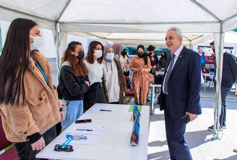 “ezber Bozan Z’ler” Temalı Paraşüt Kariyer Fuarı Başladı