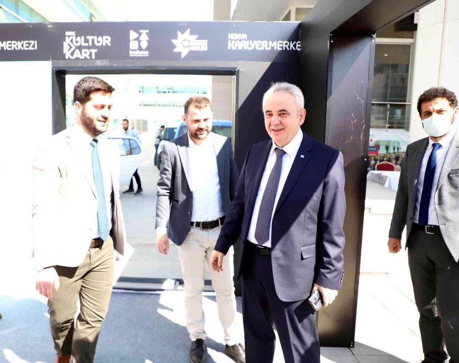 “ezber Bozan Z’ler” Temalı Paraşüt Kariyer Fuarı Başladı